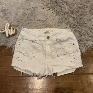 American Eagle AE Jean Shorts Lace white cream Flowers Size 4 Hi Rise Shortie